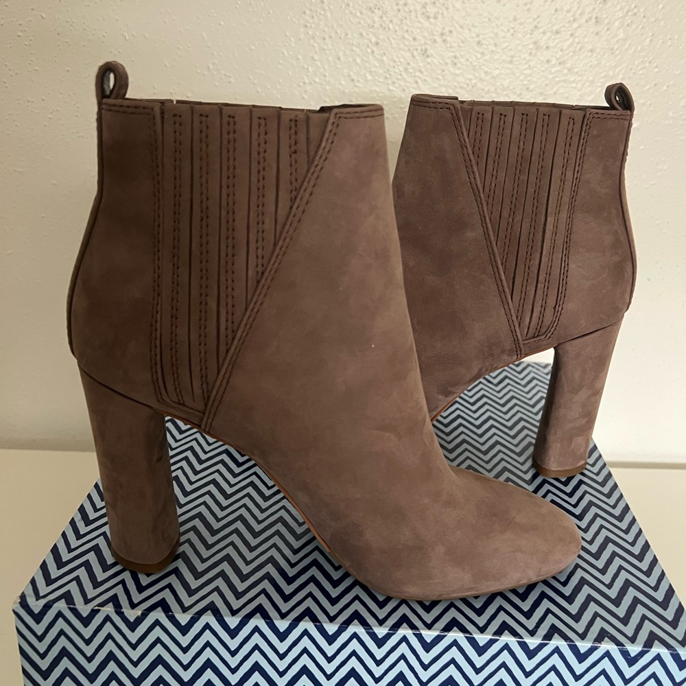 VINCE CAMUTO - Elegant Taupe Ankle Boots